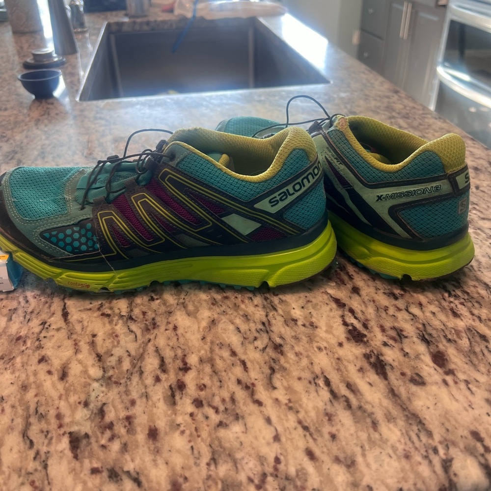 Salomon running shoe excellent tread